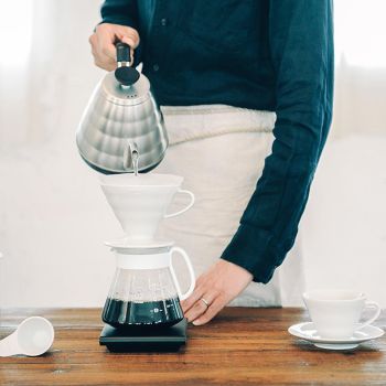 HARIO V60 Ceramic Dripper 02 Set in Verwendung